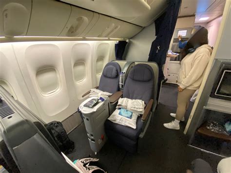 United Domestic 777 First Class Review: A Throwback.